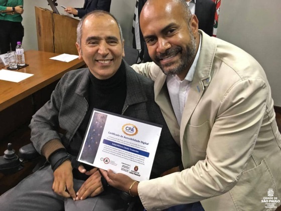 Subprefeito da Cidade Tiradentes junto com o Secretário Cid Torquato mostrando o certificado do Selo de Acessibilidade Digital